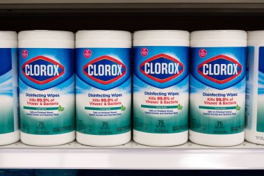 Clorox dezenfekte bezleri bir Meijer mağazasının rafında duruyor.