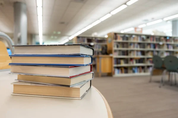 Montón de libros en la mesa de la biblioteca — Foto de Stock