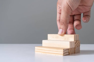 Tahta blokları merdiven gibi diziyorum.