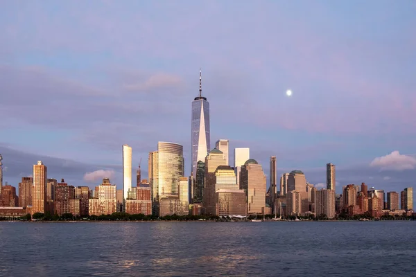 New York city nedre Manhattan skyline vid skymning — Stockfoto