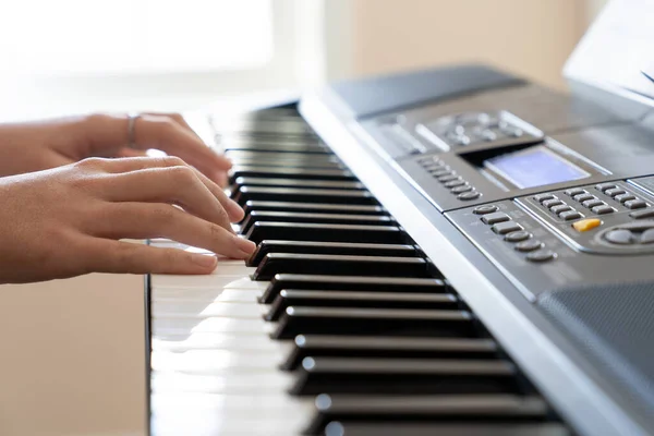 Руки музыканта играют на клавишных — стоковое фото