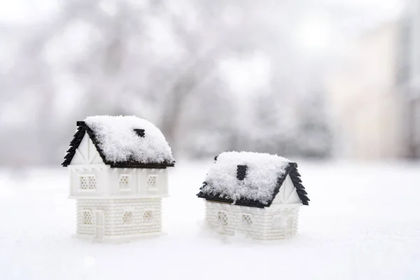 Dos casa modelo 3D sobre nieve fondo natural para la temporada de invierno —  Fotos de Stock