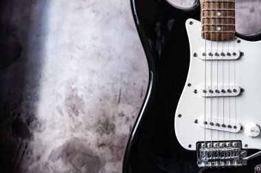 Elektro gitar beyaz ve siyah renk yakın plan detayı