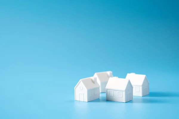 Mavi arkaplandaki 3D minyatür model ev — Stok fotoğraf