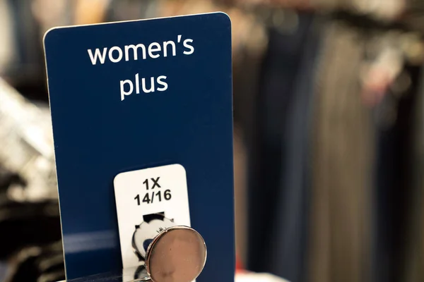 Mujeres más etiqueta de tamaño en el departamento de ropa —  Fotos de Stock