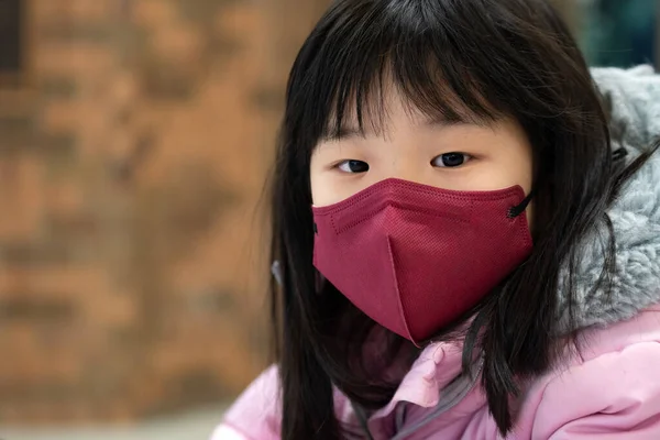 Little asian kid girl wearing face mask — стоковое фото