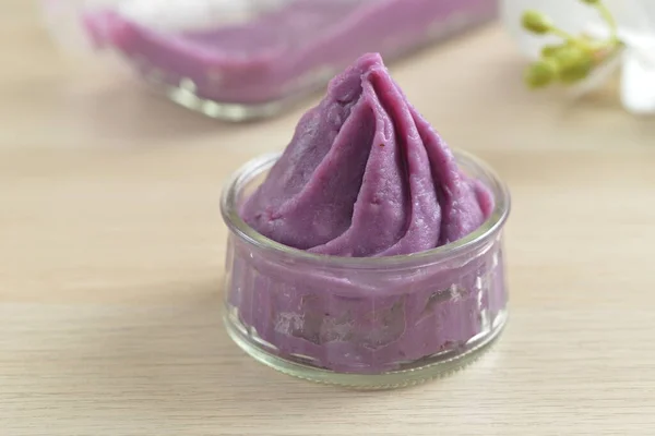 Sweet purple yam paste in a glass bowl — стоковое фото