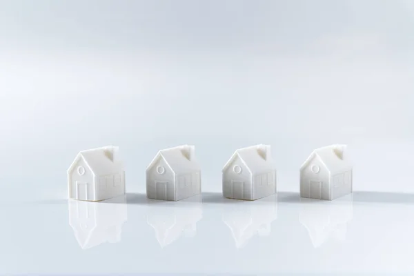Casa modelo impressa em 3D em miniatura sobre fundo branco — Fotografia de Stock