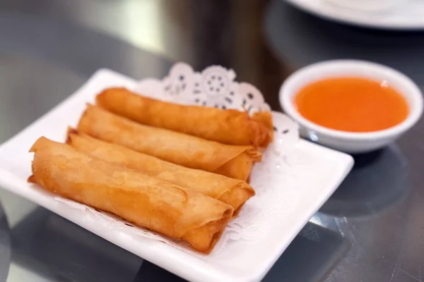 Chinese fried spring rolls on white plate — Fotografia de Stock