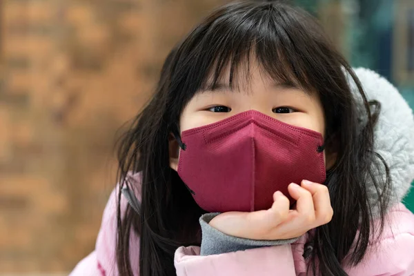 Μικρό ασιατικό κορίτσι που φοράει μάσκα προσώπου — Φωτογραφία Αρχείου