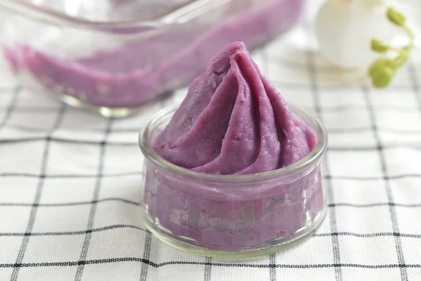 Pasta de ñame púrpura dulce en un tazón de vidrio —  Fotos de Stock