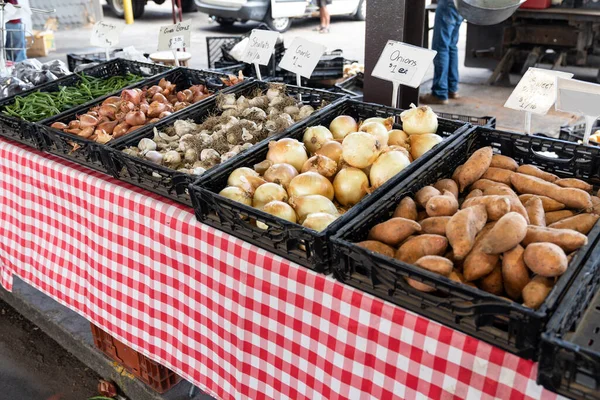 Onions Garlics Shallots Sweet Potato Green Beans Local Farmers Market — Fotografia de Stock