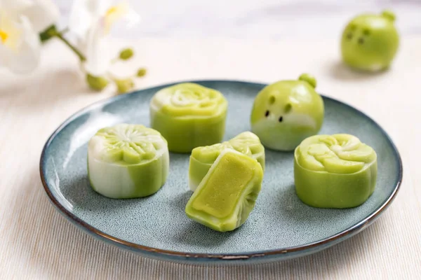 Traditional Chinese Mid Autumn Festival Dessert Snowy Skin Rabbit Shape — Fotografia de Stock