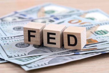 FED Federal Rezervi kelimesi dünya ekonomisi krizine yardımcı olmak için kontrol edilen faiz oranları, ekonomi konsepti olarak ABD doları üzerine kuruludur.