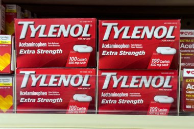 Novi, Michigan, ABD - 29 Eylül 2022: Eczanedeki raflarda Tylenol ağrı kesici kutuları. Tylenol, Johnson Johnson 'ın bir yan kuruluşu olan McNeil Tüketici Sağlık tarafından dağıtılmaktadır..
