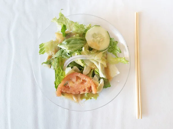 Salade Japonaise Tomate Laitue Iceberg Concombre Oignon Servie Dans Une — Photo