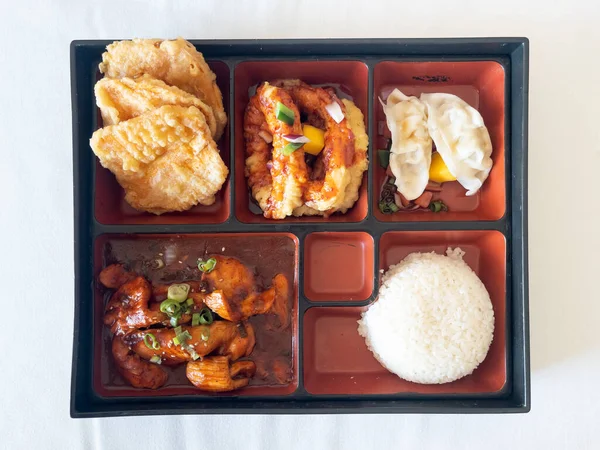 Tradicional Japonês Picante Frango Bento Caixa Com Tempura Legumes Bolinho — Fotografia de Stock