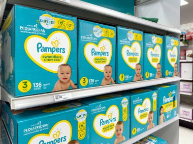Novi, Michigan, ABD - 7 Ekim 2022: Hedef mağazalarda satılık bez paketleri. Pampers, Procter Gamble tarafından pazarlanan bir bebek ve bebek ürünüdür..
