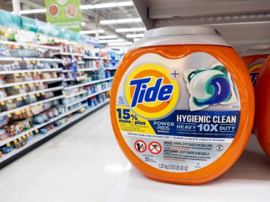 Novi, Michigan, ABD - 22 Eylül 2022: Meijer bakkalındaki Tide çamaşır deterjanı konteynırı
