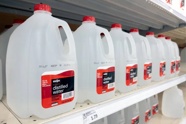 美国密歇根州诺维市 2022年9月22日 一家超级市场货架上的梅杰商店的塑料1 Gal瓶蒸馏水 — 图库照片