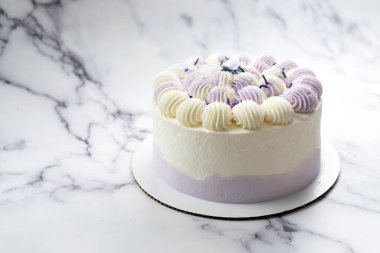 Ev yapımı, mor, kremalı tatlı patates pastası.