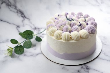 Ev yapımı, mor, kremalı tatlı patates pastası.