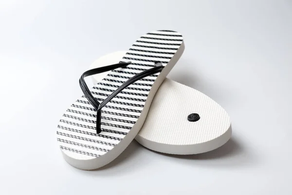 Paar Schwarz Weiß Gestreifte Gummiflip Flops Isoliert Auf Weißem Hintergrund — Stockfoto