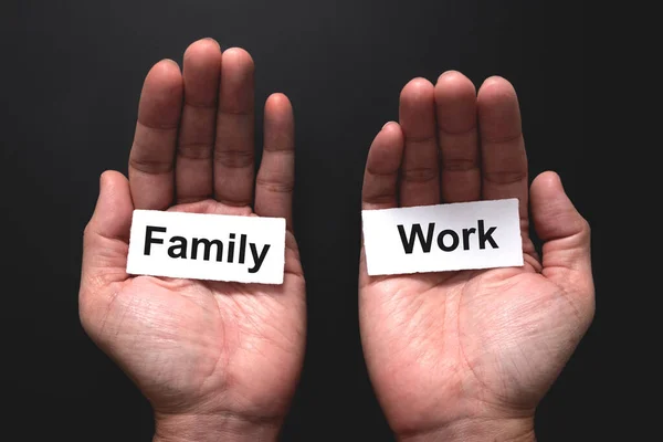 Homem Mão Tentando Equilibrar Palavra Família Trabalho Para Conceito Equilíbrio — Fotografia de Stock