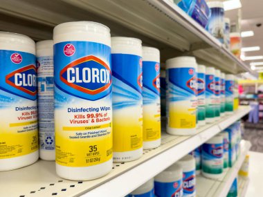 Novi, Michigan, ABD - 9 Ekim 2022: CLOROX temizlik ürünlerini sergi rafında dezenfekte ediyor. Clorox, Clorox Şirketi tarafından üretilmiştir..