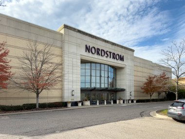Novi, Michigan, ABD - 23 Ekim 2022: Novi, Michigan 'daki Twelve Oaks alışveriş merkezinde Nordstrom mağazası. Nordstrom 1901 'de kurulan lüks bir moda perakendecisi..