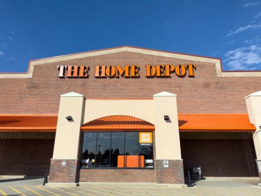 Novi, Michigan, ABD - 23 Ekim 2022: Home Depot mağazasının ön girişi. Home Depot, ev geliştirme ve inşaat ürünleri ve hizmetleri perakendecisi..