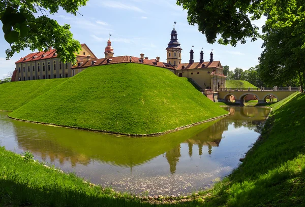 Középkori vár és a várárok körül a Nyaszvizsi, Fehéroroszország. — Stock Fotó