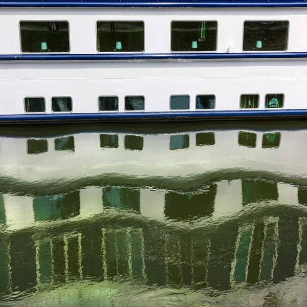 Pattern of ship windows with their water reflections. — Stock Photo, Image