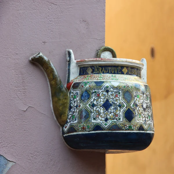 Teapot embedded in facade in Vilnius, Lithuania. — Stock Photo, Image