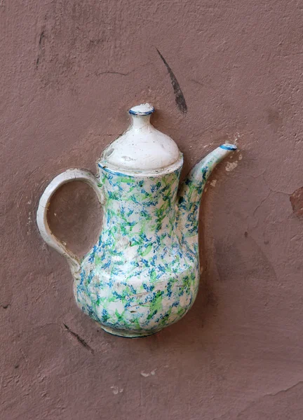 Teapot embedded in facade in Vilnius, Lithuania. — Stock Photo, Image