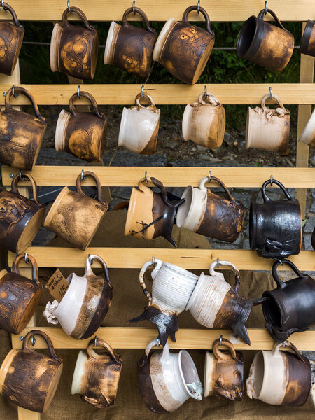 Керамические кружки на рынке
.