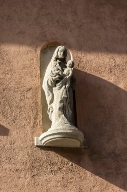 Madonna ve çocuk, Würzburg, Almanya bir duvarda heykel.