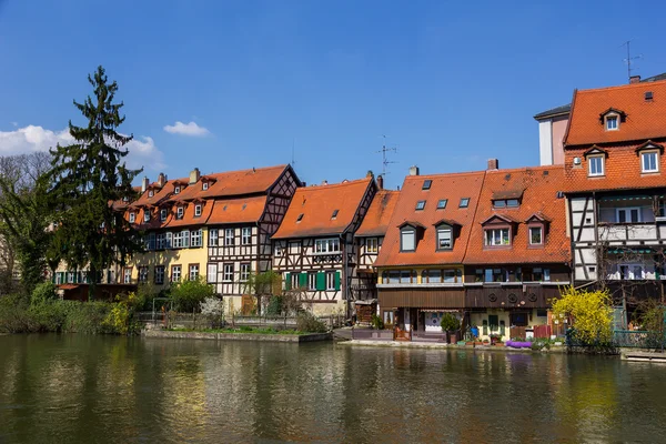 Casas de meia-madeira em um banco de fluxo em Bamberg, Alemanha . — Fotografia de Stock