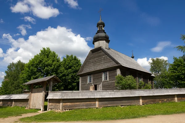 Vecchia chiesa di legno vicino a Minsk, Bielorussia . — Foto Stock