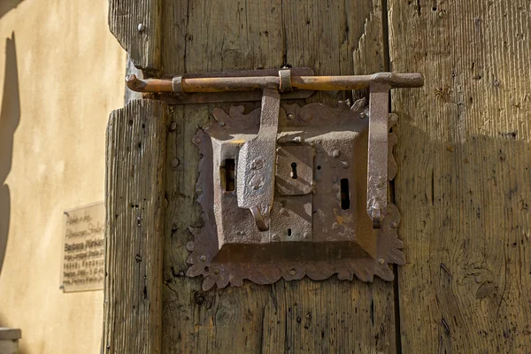 Αρχαία κλειδαριά με ηλικίας επιβιβασμένος πόρτα σύρτης. — Φωτογραφία Αρχείου