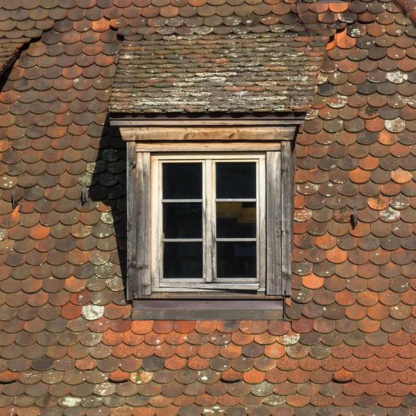 Dachgeschossfenster auf altem Ziegeldach. — Stockfoto