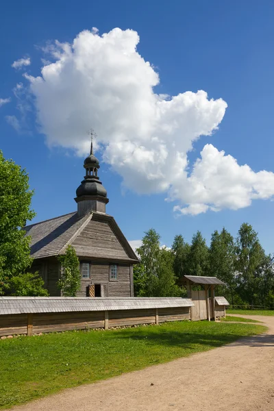 Vecchia chiesa rurale in legno vicino a Minsk, Bielorussia . — Foto Stock