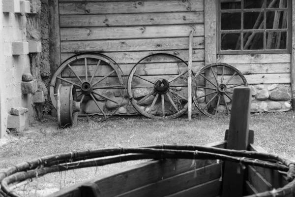 Vieilles roues en bois de chariot . — Photo