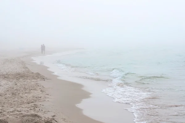 Nebelwetter am Meer. Ostseestrand in Polen. — Stockfoto