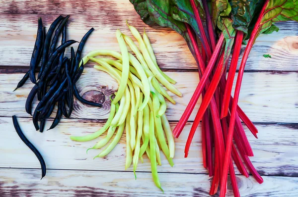 Vainas Frijoles Verdes Negros Amarillos Tallos Rojos Acelga Mesa Madera —  Fotos de Stock