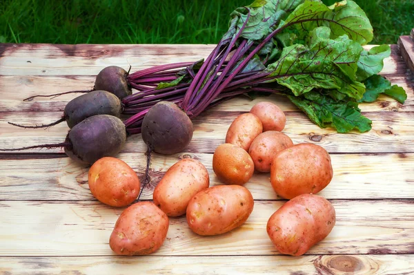 Batatas Vermelhas Cruas Frescas Beterrabas Tábua Madeira Rústica — Fotografia de Stock