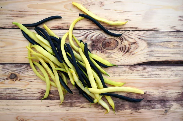 Schoten Gelber Und Schwarz Grüner Bohnen Auf Einem Holztisch Ansicht — Stockfoto
