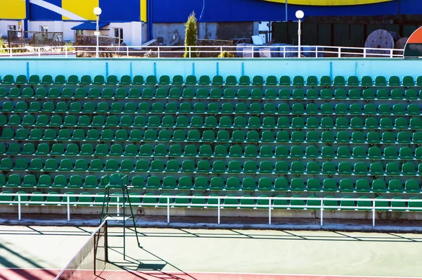 Asientos Espectadores Verdes Vacíos Cancha Tenis Aire Libre —  Fotos de Stock