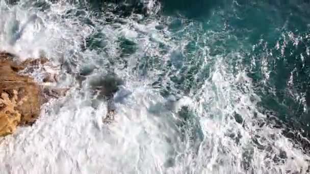 Κύματα και βράχια — Αρχείο Βίντεο