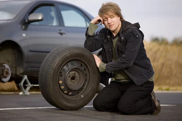 Cambio de neumáticos — Foto de Stock